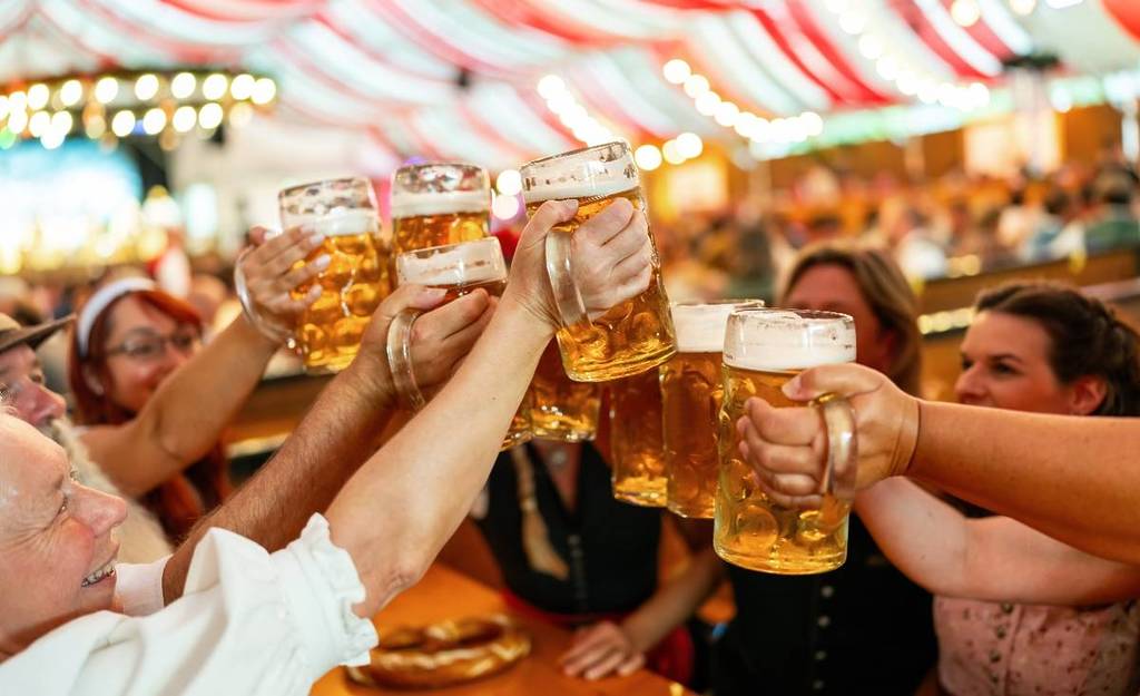 Kickoff in the first week of the Spring Festival with beer in the tent