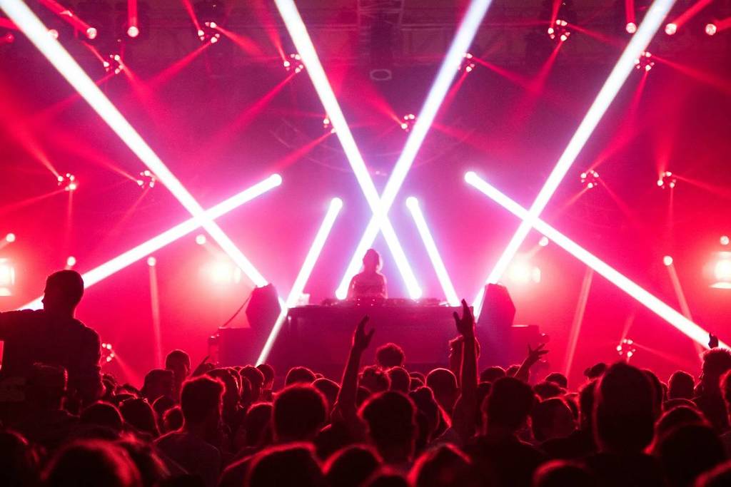 leute feiern im roten neonlicht,clubs