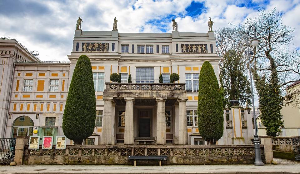 Im Osten von München steht eine neoklassizistische Villa mit herrlichem Künstlergarten, die dem Lehrer von Wassily Kandinsky gehörte und heute ein städtisches Museum ist