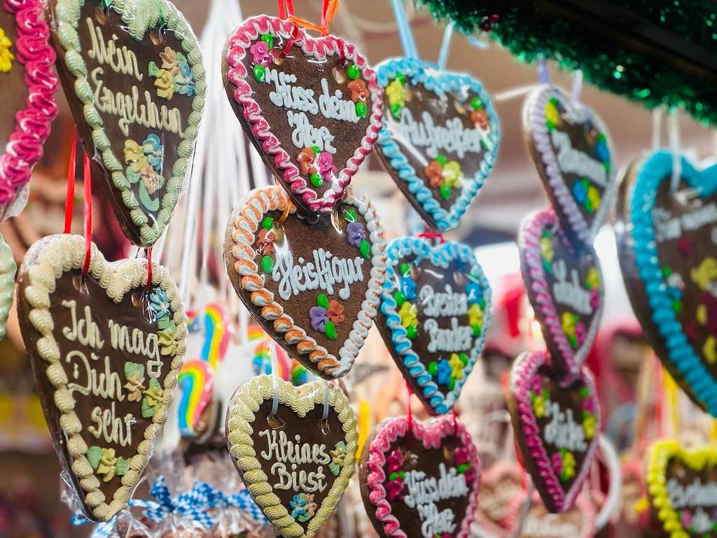 lebkuchenherzen auf einem volksfest