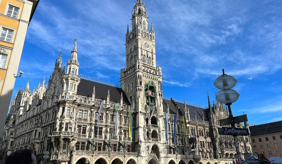 Mitten in München liegt diese Jugendstil-Bibliothek mit über 10.000 Werken, die an eine Filmkulisse für „Harry Potter“ erinnert