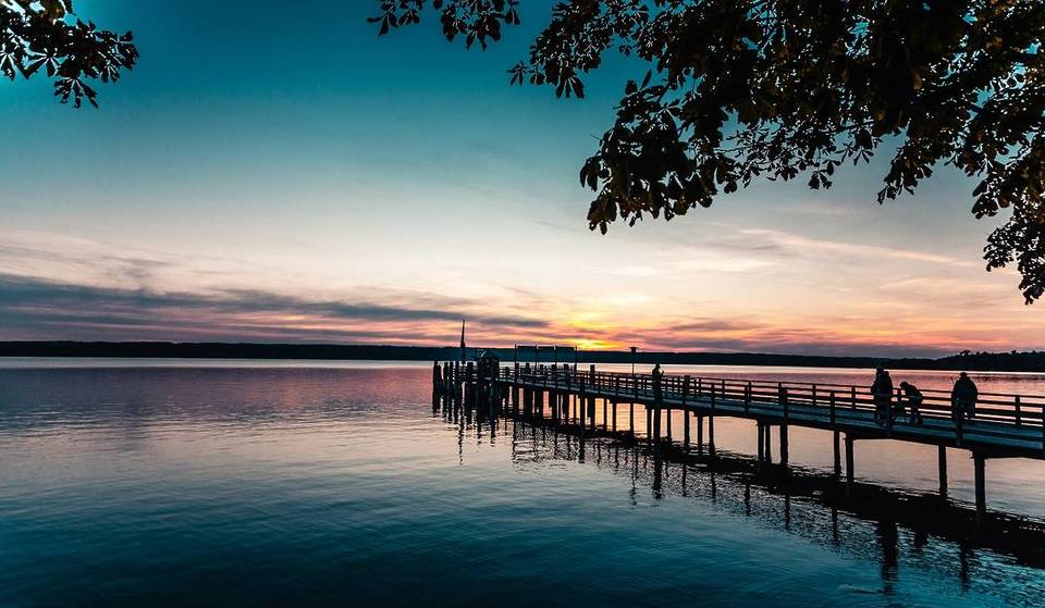 Nur 1 Stunde von München entfernt: In diesem bayerischen „Sommerdorf“ befindet sich die längste Uferpromenade Deutschlands