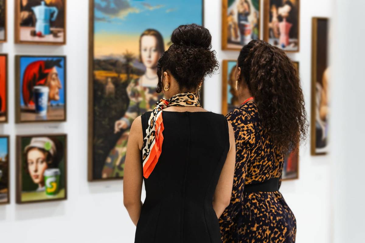 Zwei Besucherinnen auf der ARTMUC 2026 Kunstmesse in München.