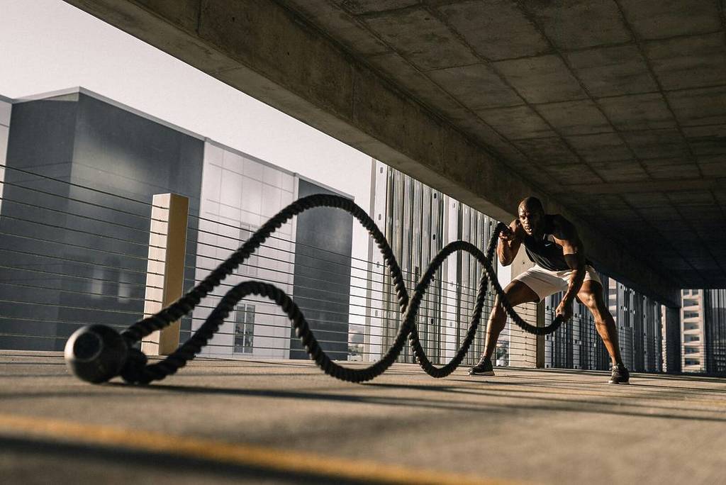 man with battle ropes