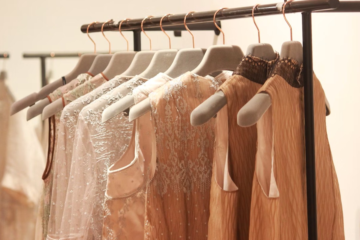 kleider auf einer stange in einkaufszentren