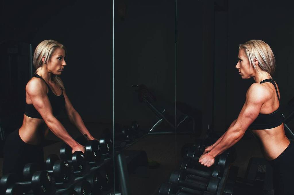 woman lifting dumbbells