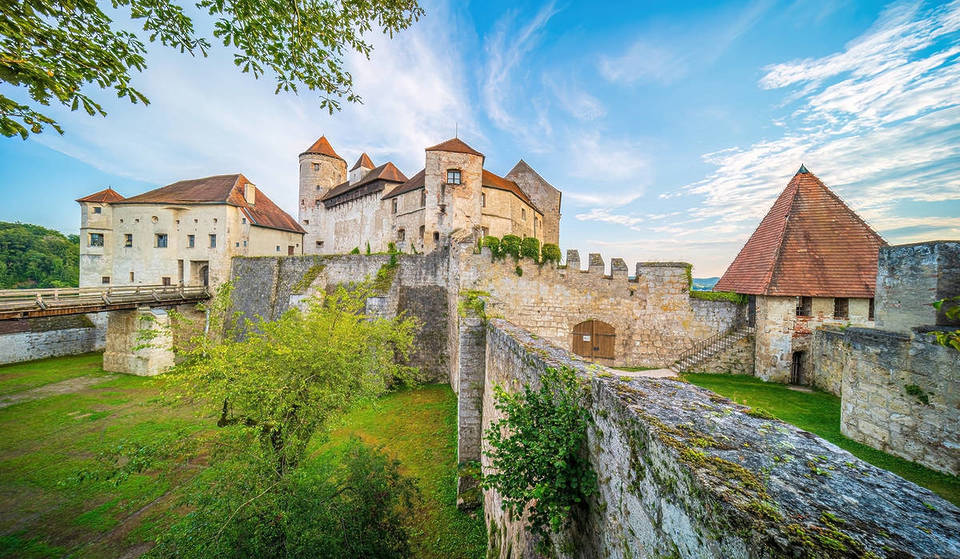 The longest castle in the world is just an hour away from Munich and offers spectacular panoramic views &#8211; with free admission!