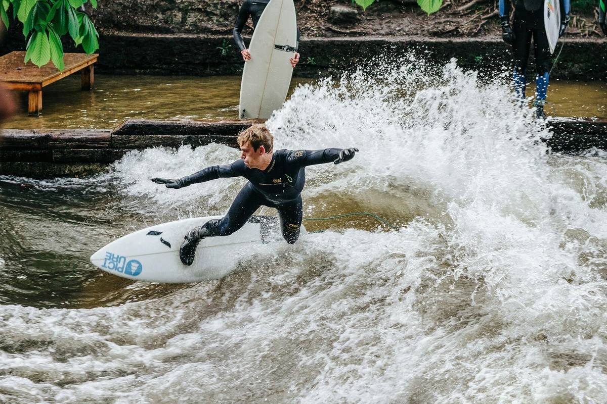 surfer auf der eisbachwelle der isar