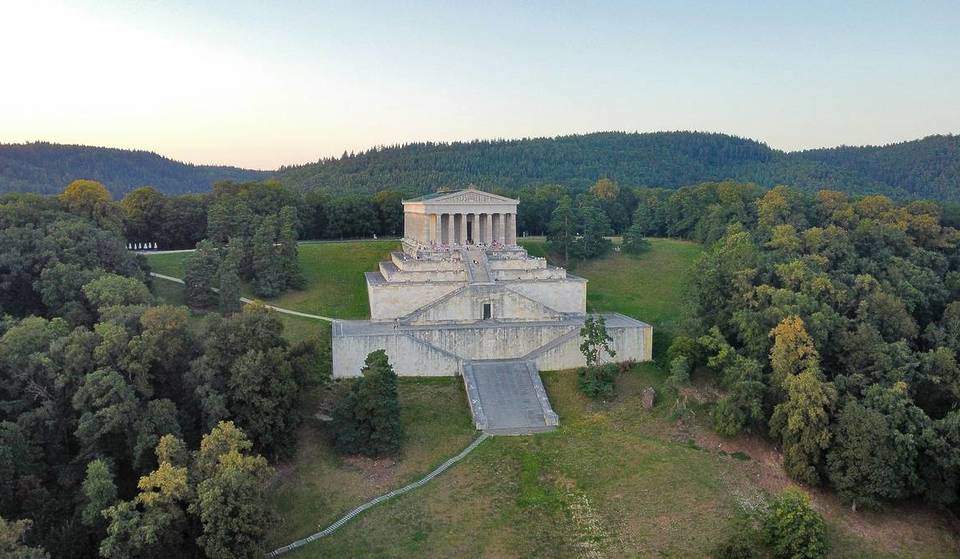 This almost 200-year-old hall of fame is reminiscent of an ancient temple and is only 90 minutes away from Munich &#8211; you can visit it for just €5