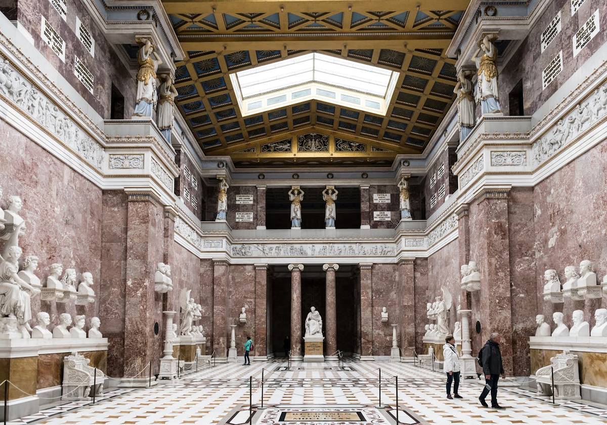 ruhmeshalle von innen mit marmorbüsten und besuchern