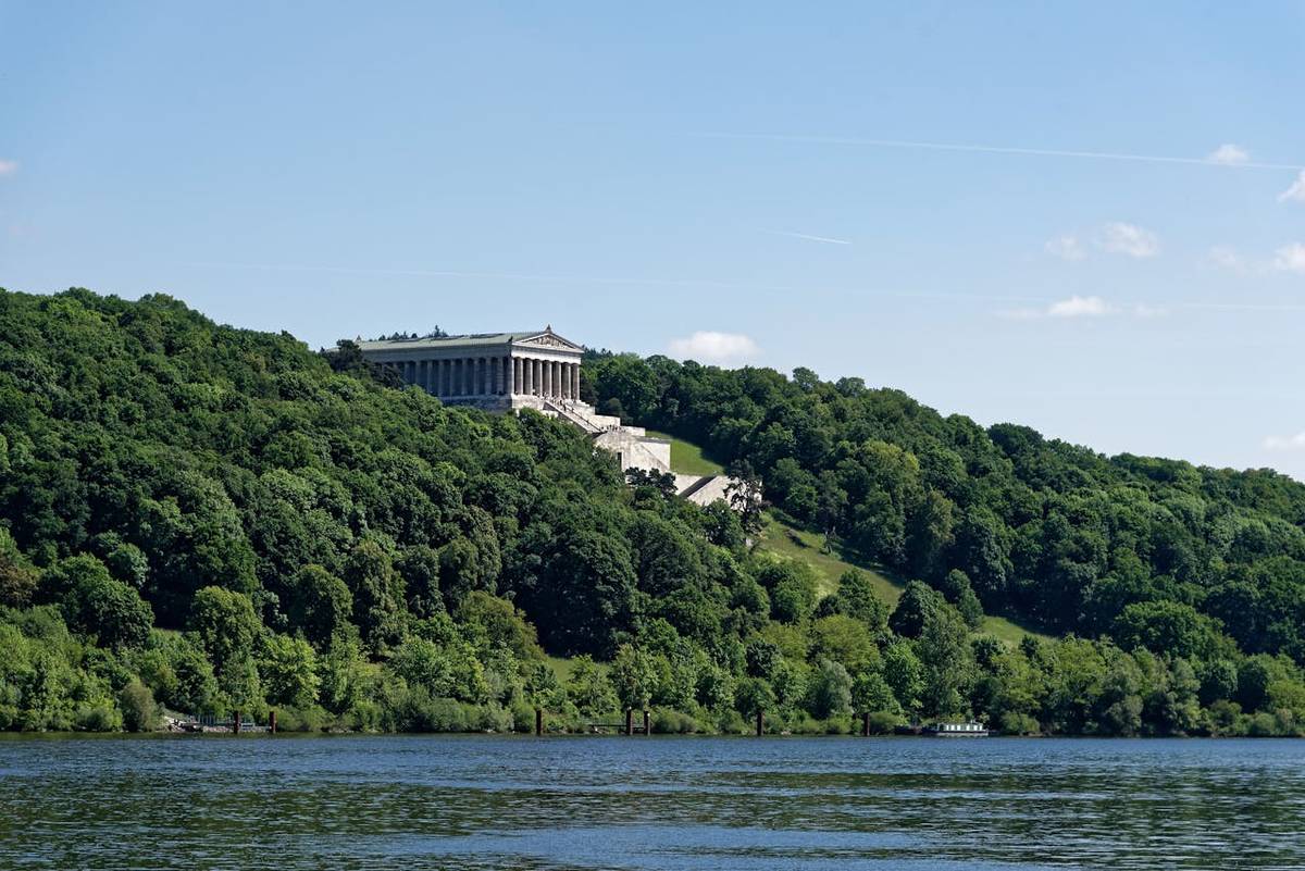 Walhalla aus der Ferne in grüner landschaft über der donau