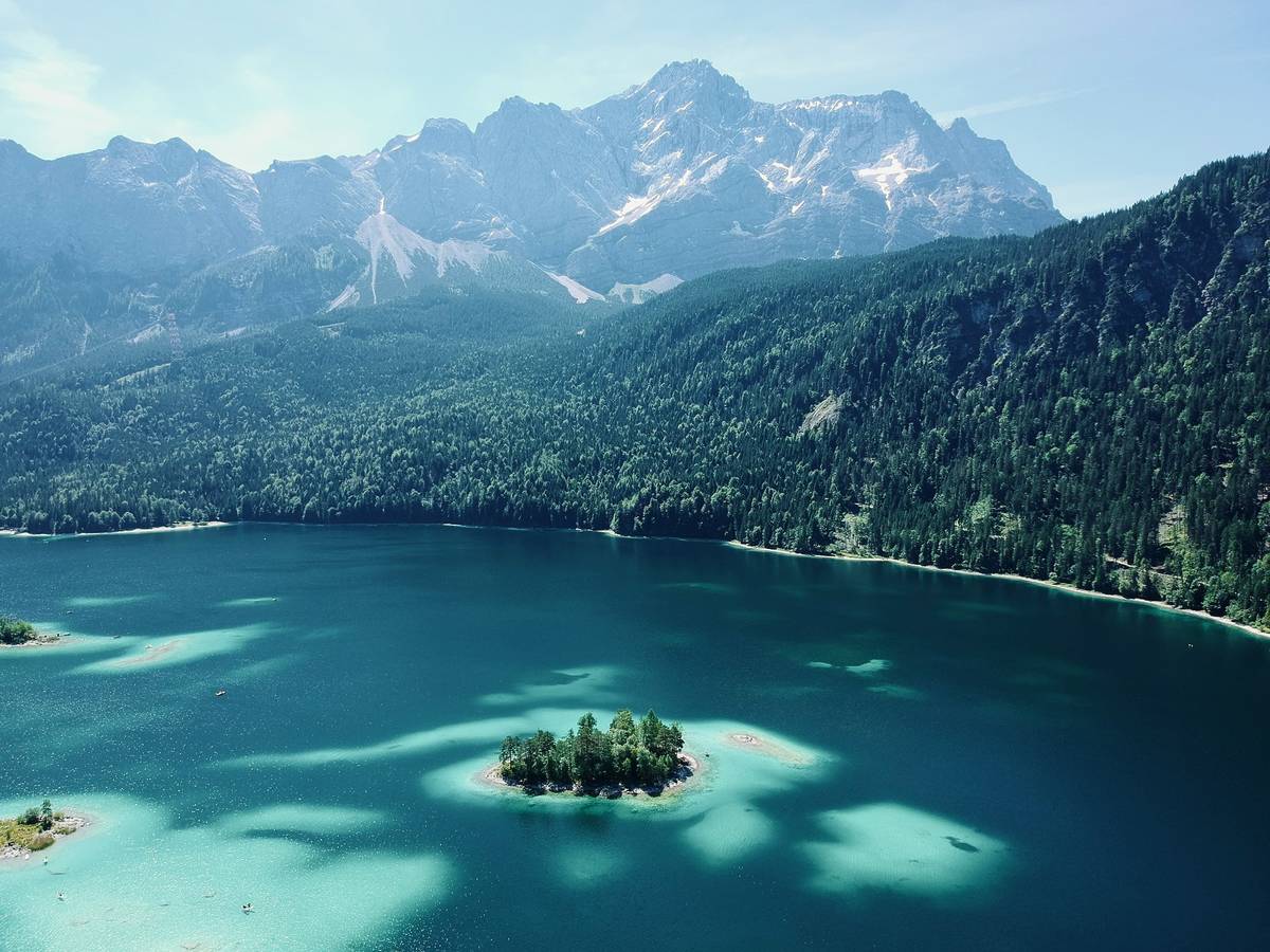 Vogelperspektive auf eine insel im eibsee