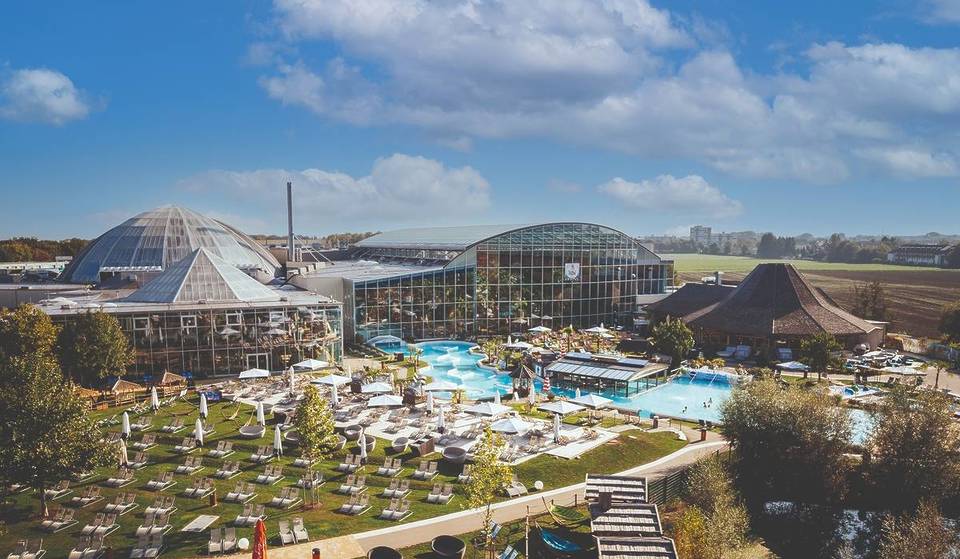 Nur 30 Minuten von München entfernt liegt der größte Wasserpark der Welt mit einer 365 Meter lange Rutsche und 35 verschiedenen Saunen