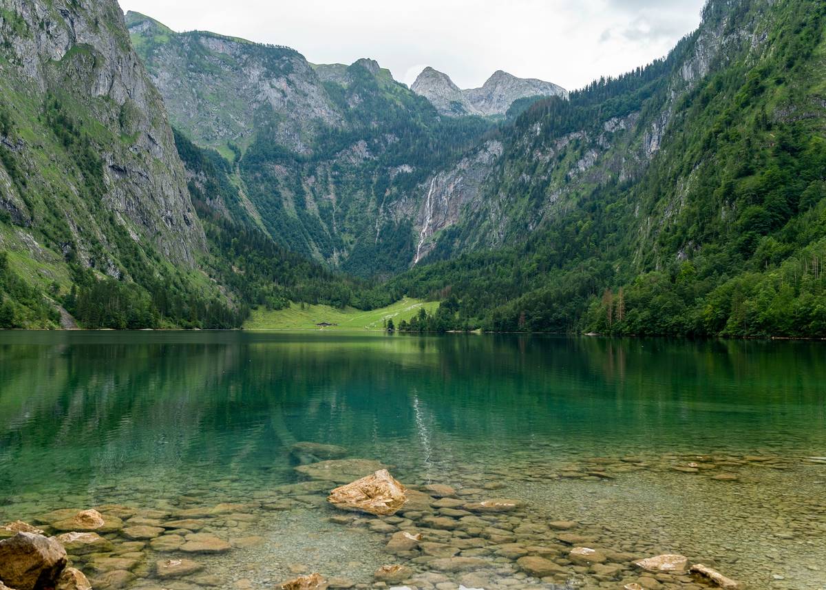 ufer am königssee mit bergen