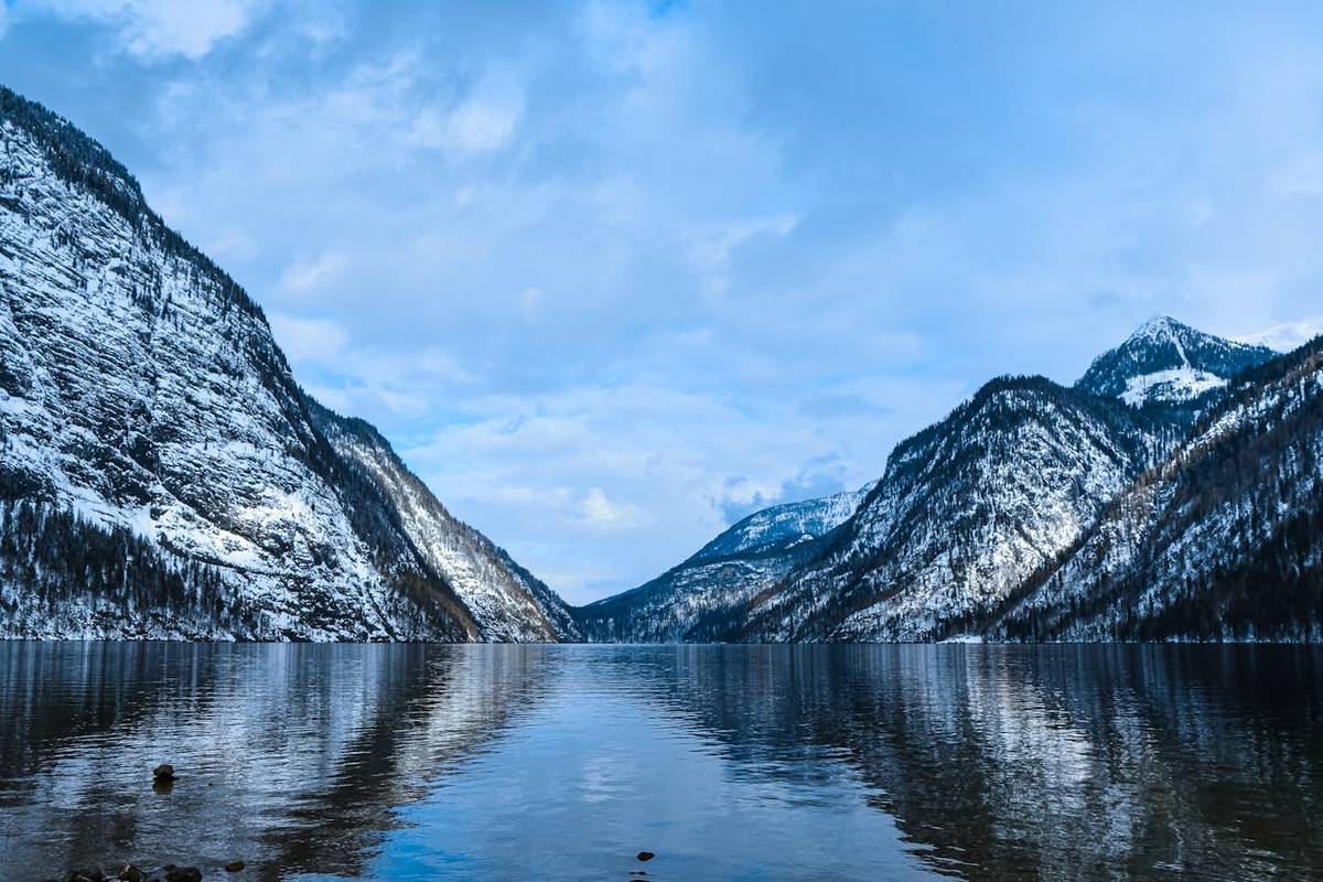 königssee im winter mit schneebedeckten bergen