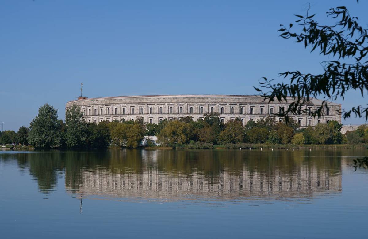 kongresshalle in nürnberg spiegelt sich im dutendteich, wo die volksfeste stattfinden