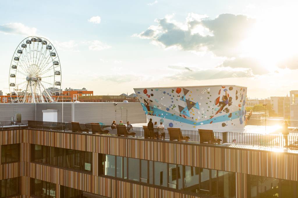 dachterrasse der boulder welt ost mit blick auf das riesenrad im werksviertel