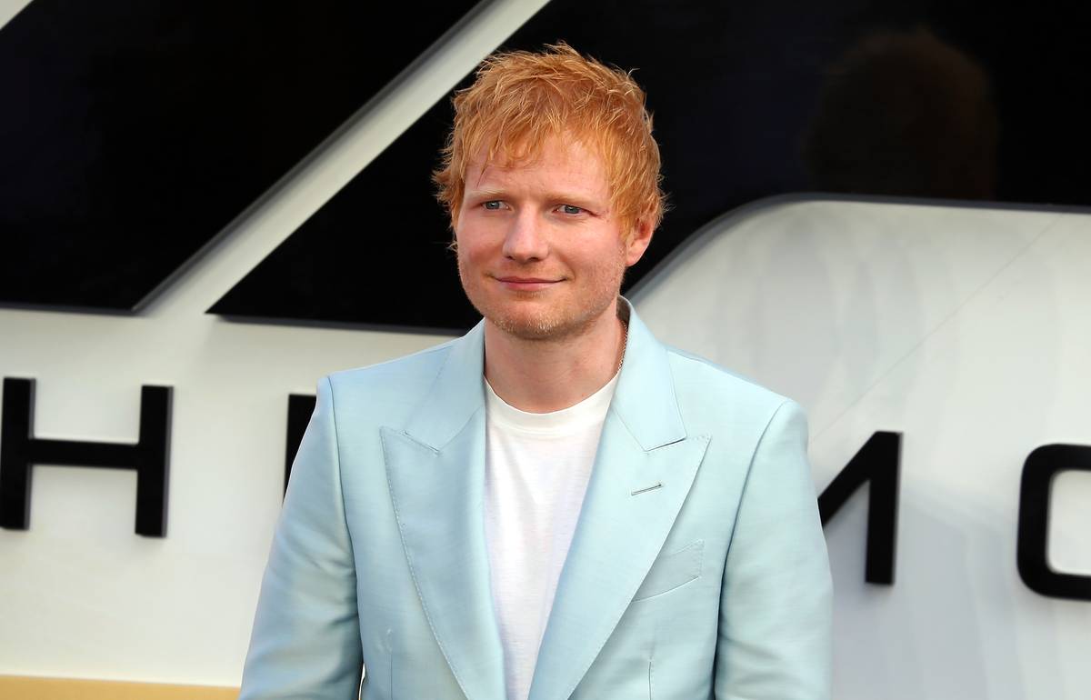 ed sheeran in einem hellblauen anzug
