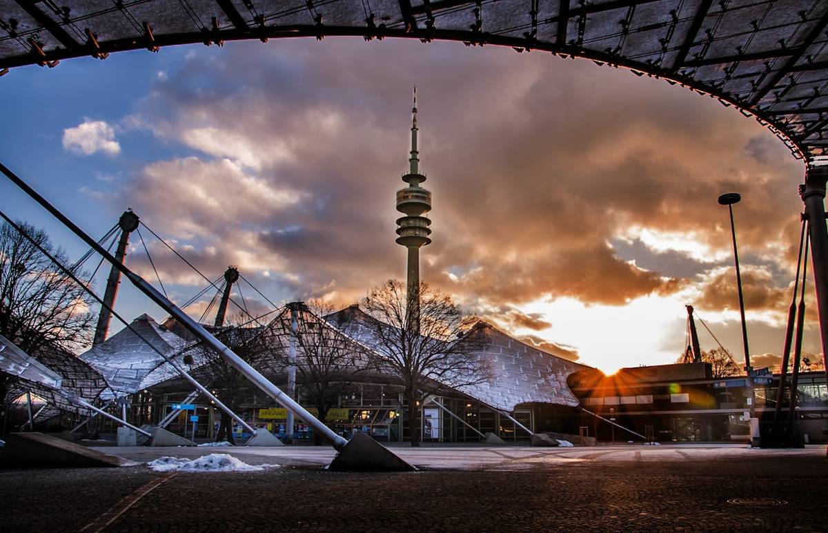 olympiahalle von außen mit olympiaturm im hintergrund
