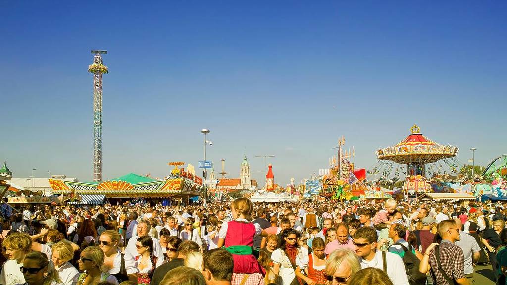 crowd at the oktoberfest, tips for the oktoberfest