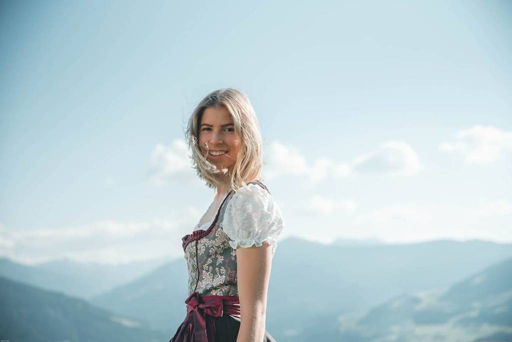 frau auf einem berg im dirndl