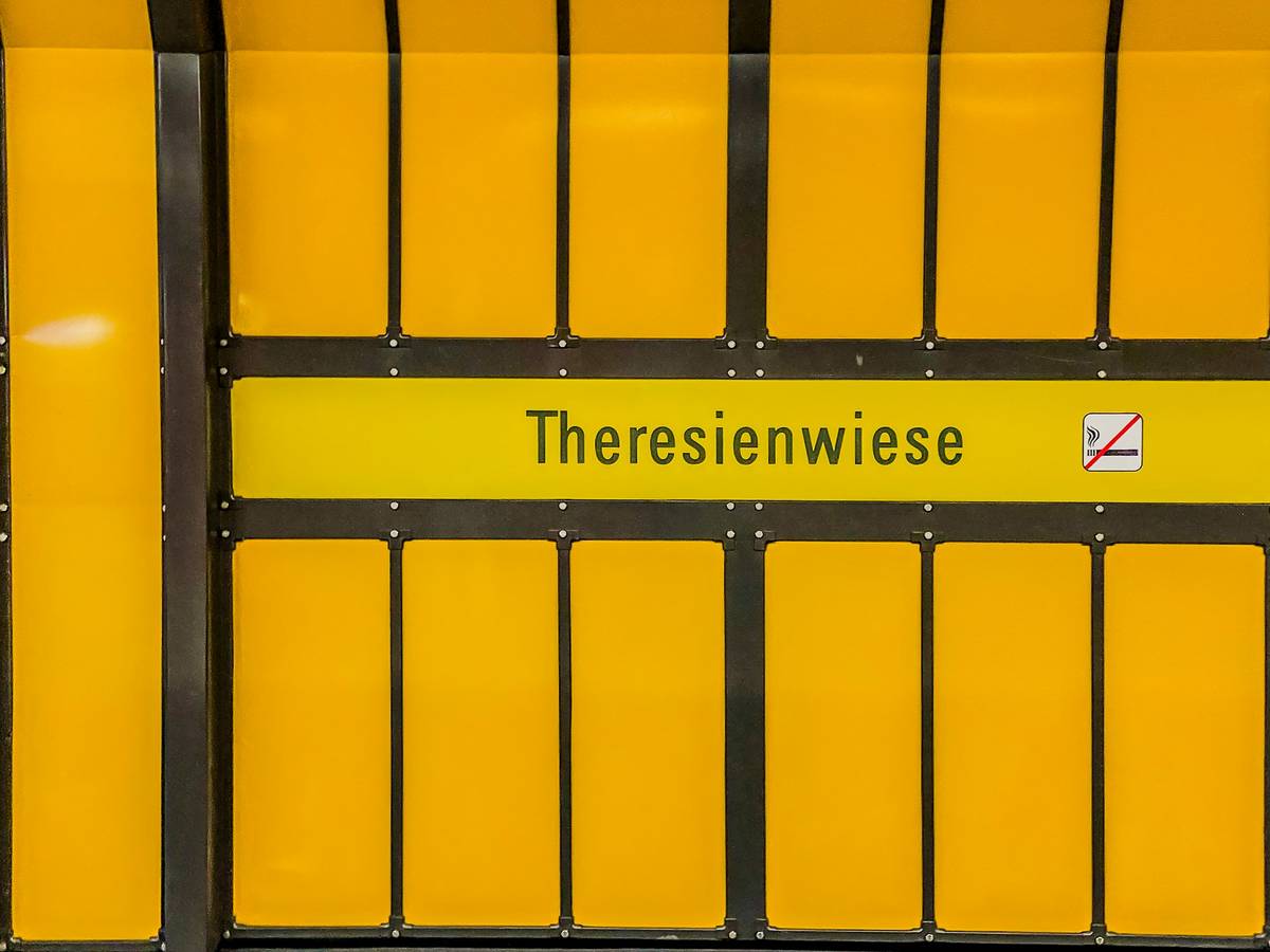 u-bahn haltestelle theresienwiese in münchen