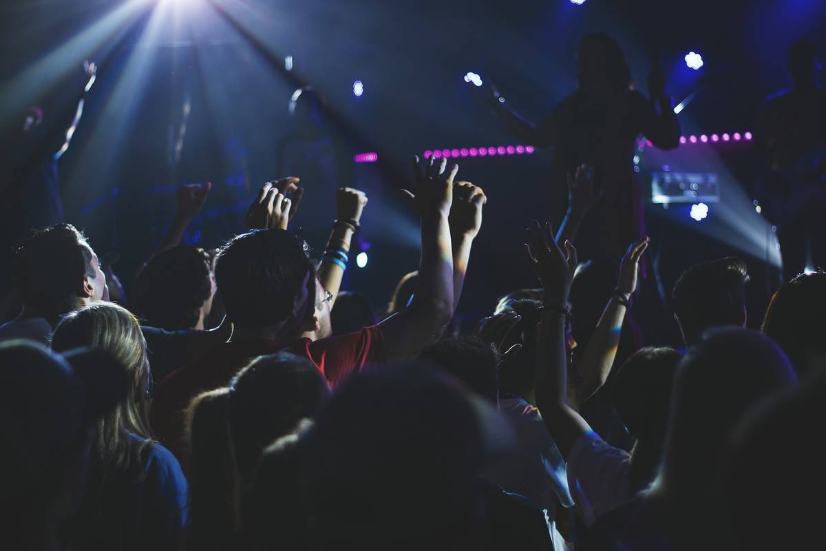 menschen feiern auf einer party, tipps für das oktoberfest