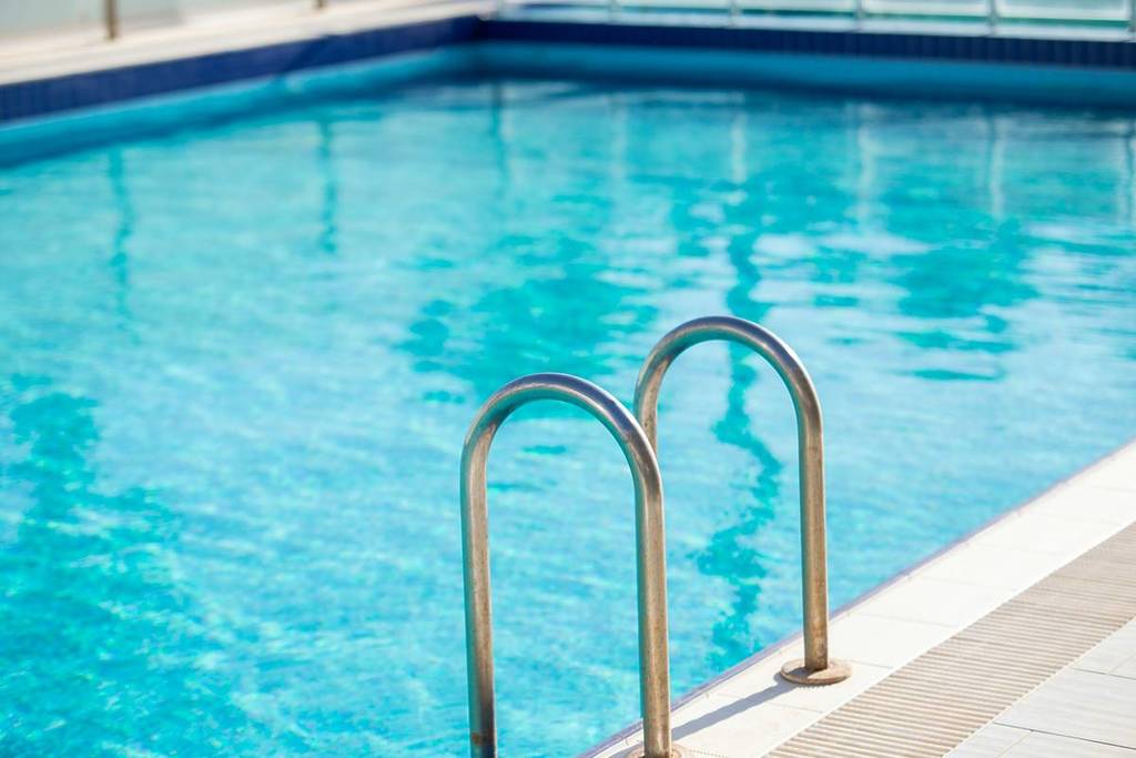 leiter die in eine schwimmbecken führt
