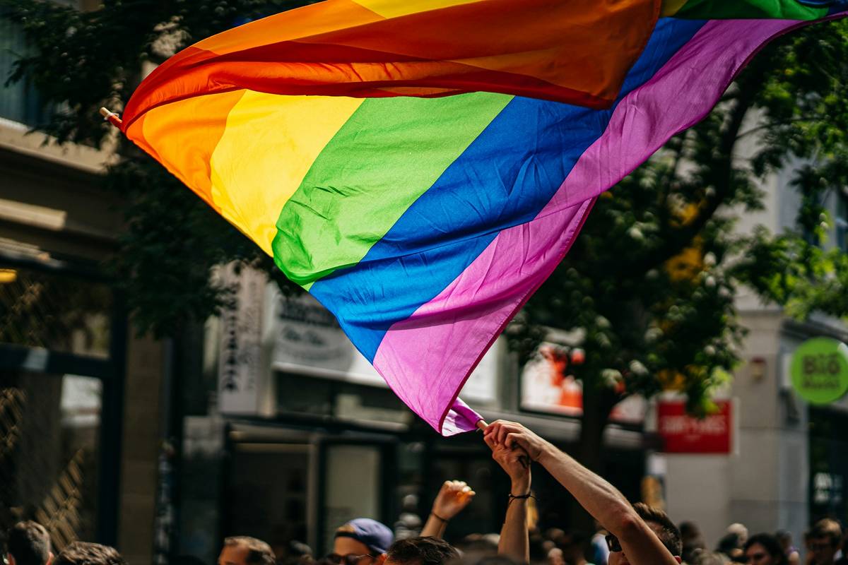 pride flagge wird geschwenkt