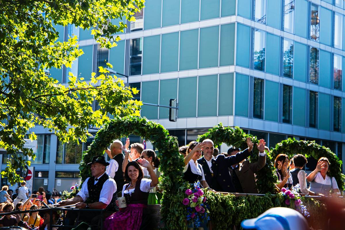 erstes oktoberfestwochenende mit dem einzug der wiesn wirte