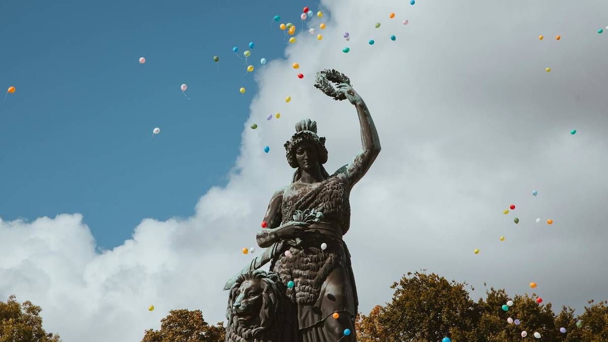 luftballons um die bavaria statue zum platzkonzert am italienerwochenende