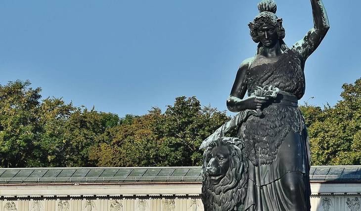 In München steht die erste in Bronze gegossene Kolossalstatue seit der Antike: Eine 18,5 Meter hohe Skulptur, deren Inneres ihr begehen könnt