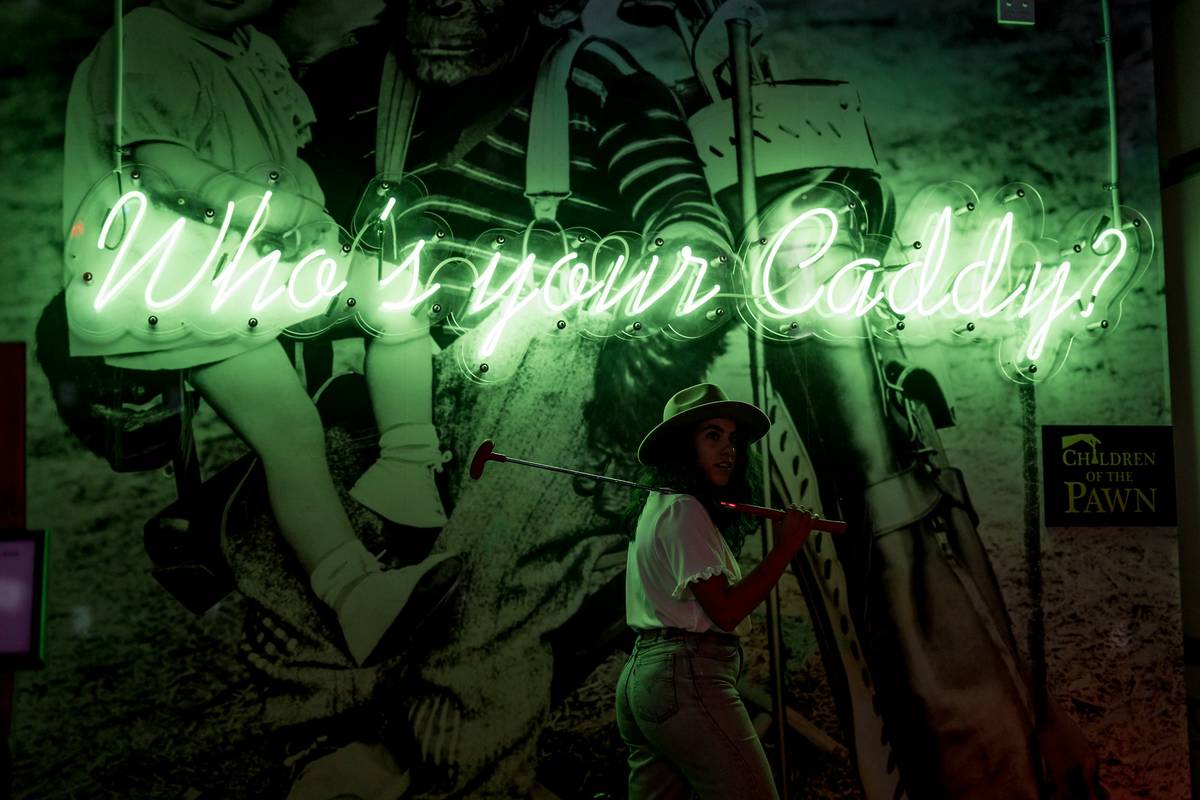 who's your caddy neon schriftzug beim minigolf