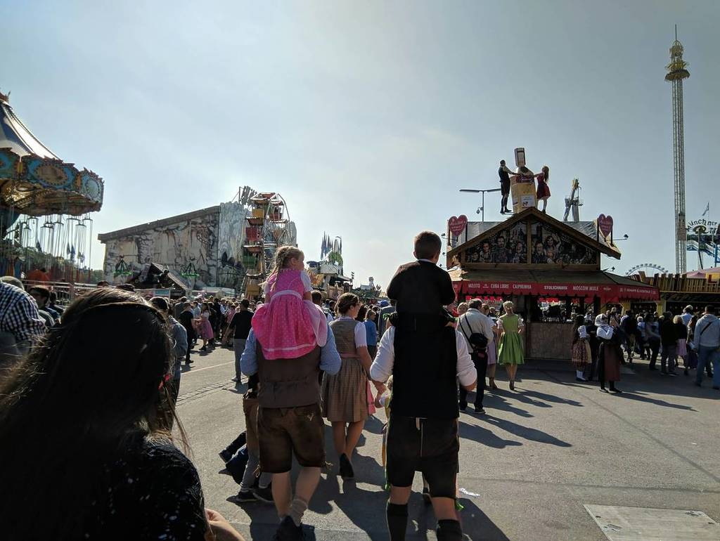 besucher auf der theresienwiese zur kleinen wiesn