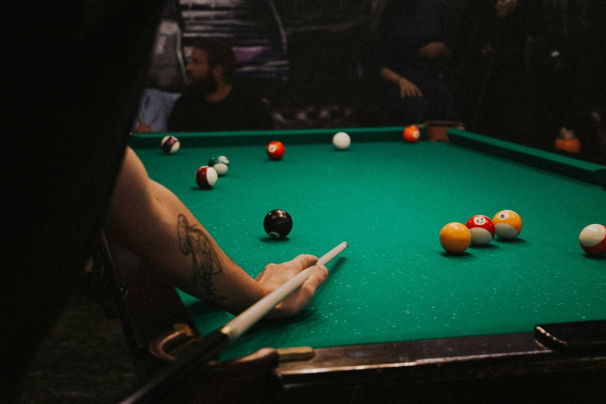 mann spielt billard, regentage in münchen