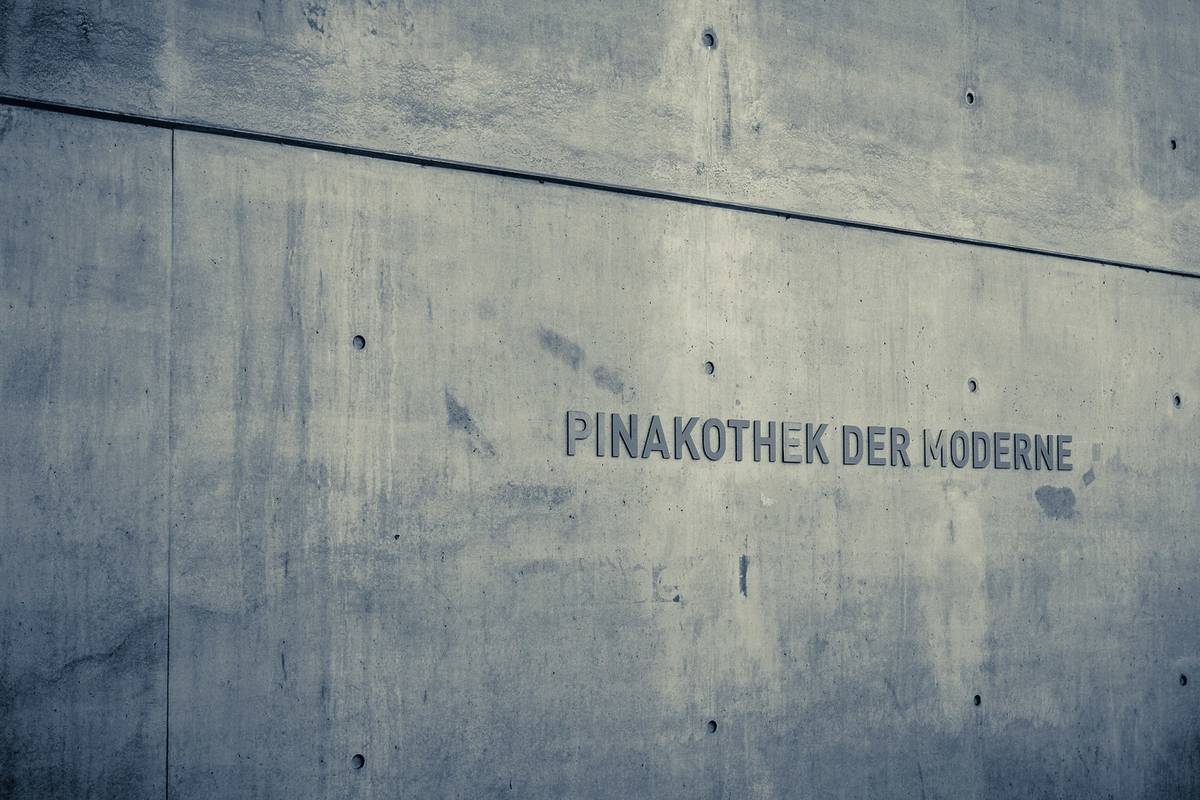 schriftzug pinakothek der moderne an der außenwand des museums