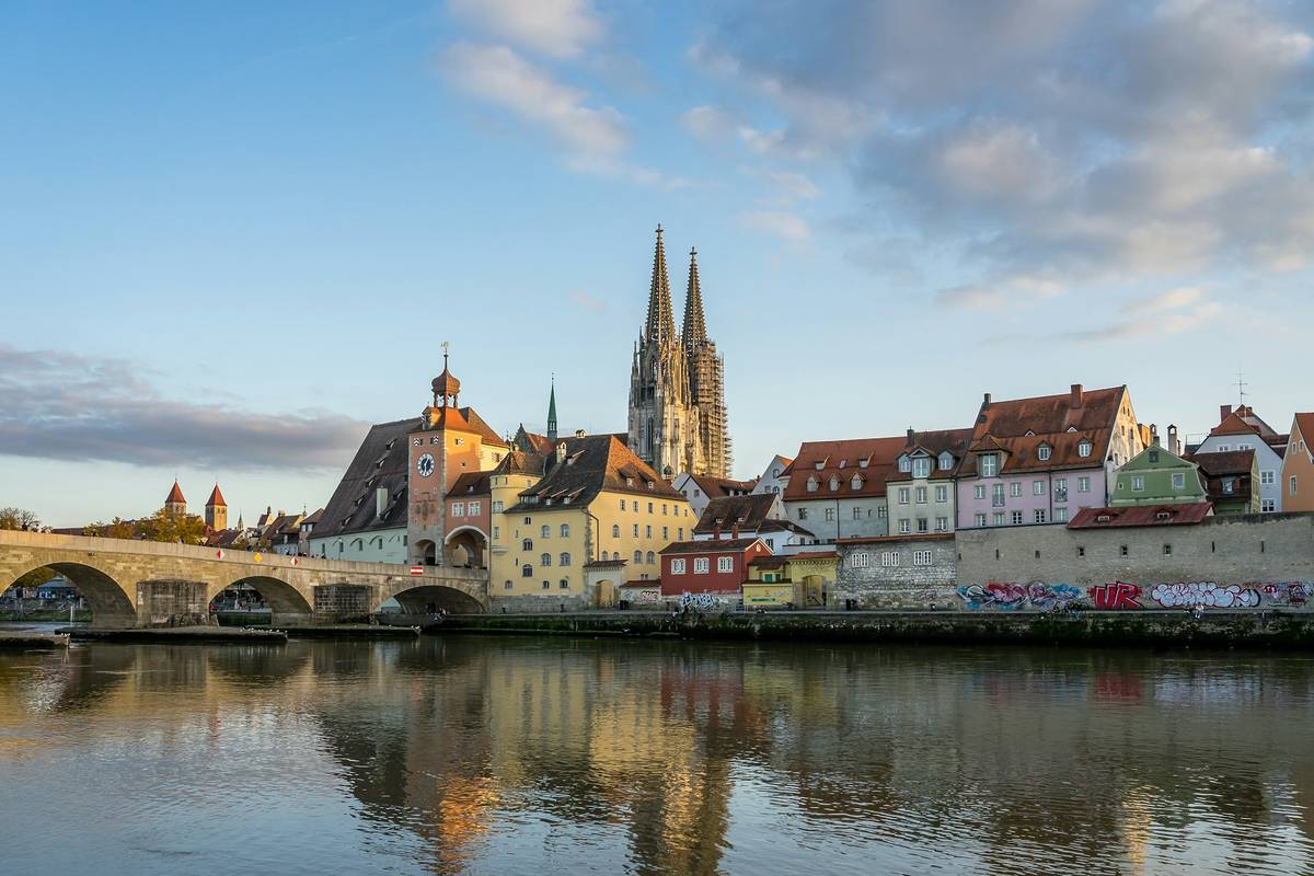steinerne brücke über die donau und altstadt regesnburg