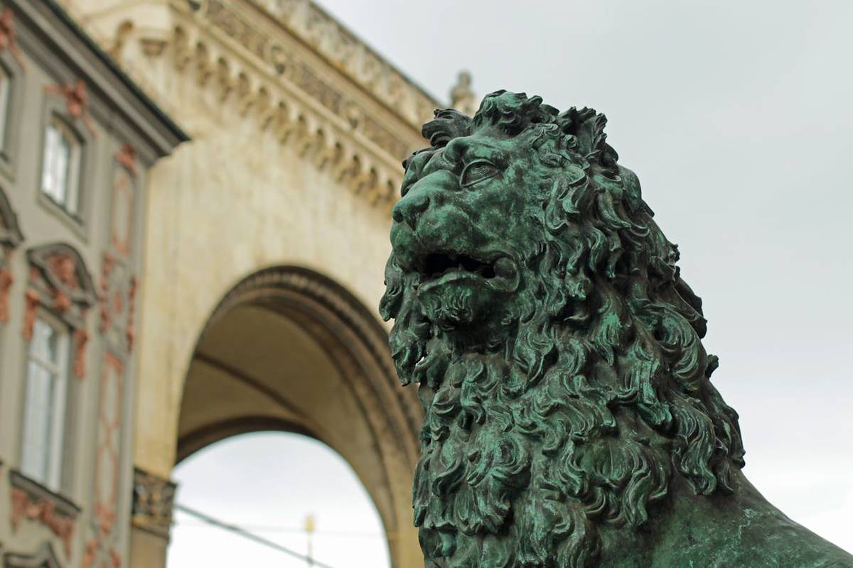 löwe an der feldherrenhalle am odeonsplatz