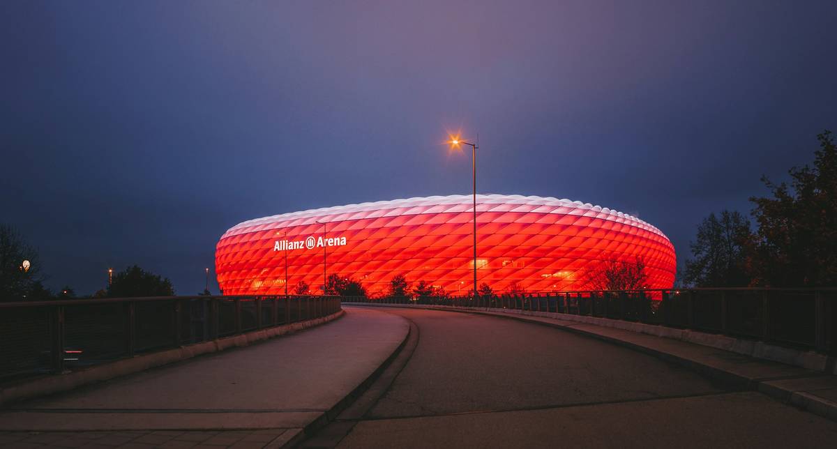 rot beleuchtete allianz arena bei nacht