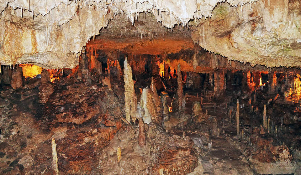 One of the most beautiful stalactite caves in Germany is only 2 hours from Munich and attracts only a tenth of the crowds of the Devil’s Cave – you can visit it for €8