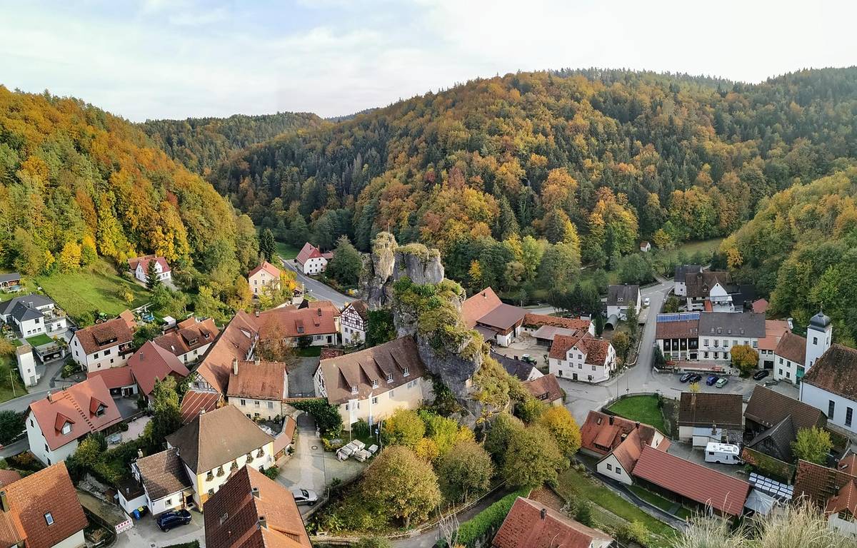 überblck über tüchersfeld von oben, wald und häuser