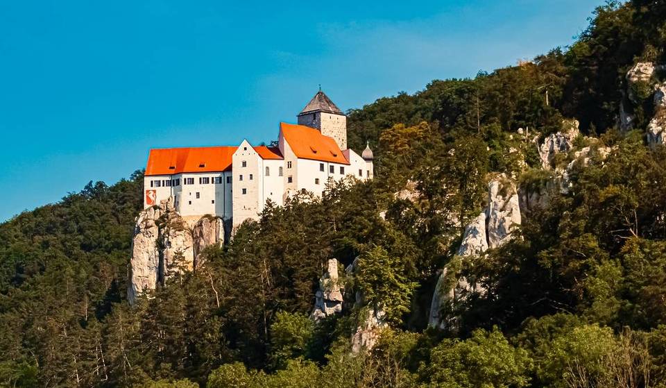 This medieval knight’s castle – three hours from Munich – stands on a 20-metre-high rocky plateau and was already sung about in the Song of the Nibelungs