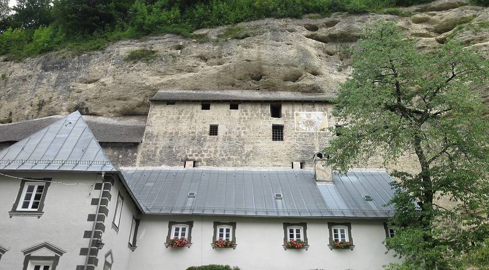 Not even TikTok knows it: Only 90 minutes from Munich lies the most important cave castle in Germany, which is said to be haunted by the ghost of a robber baron