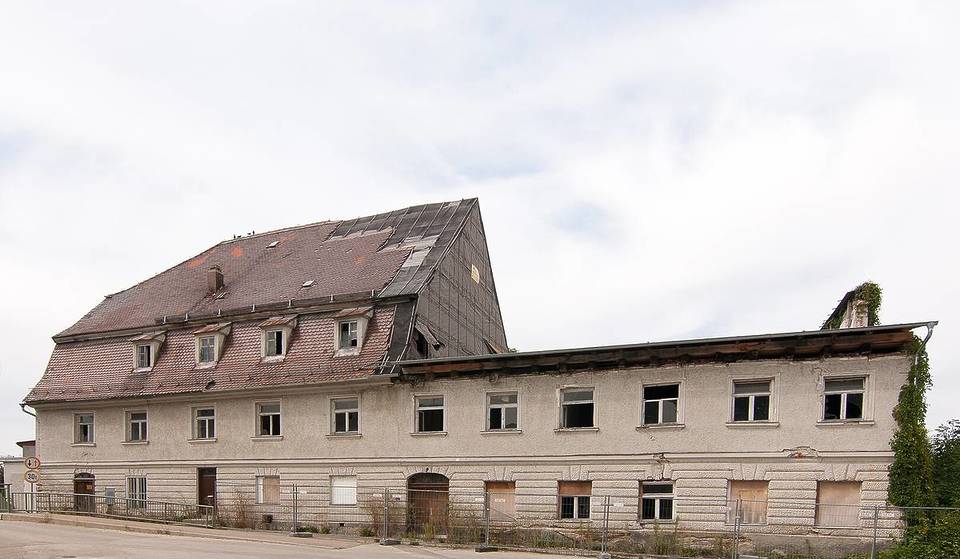 An almost unknown lost place just 45 minutes from Munich: Where a Renaissance castle once stood, an old mill that is considered a landmark of its market town is now left to decay