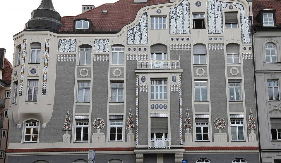 In front of a listed Art Nouveau building in Leopoldstrasse, a fountain bears witness to the history of a special Munich music icon who was already on stage at the age of 5