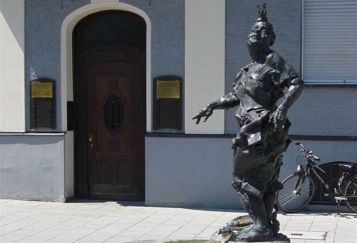 skulptur auf dem bally prell brunnen
