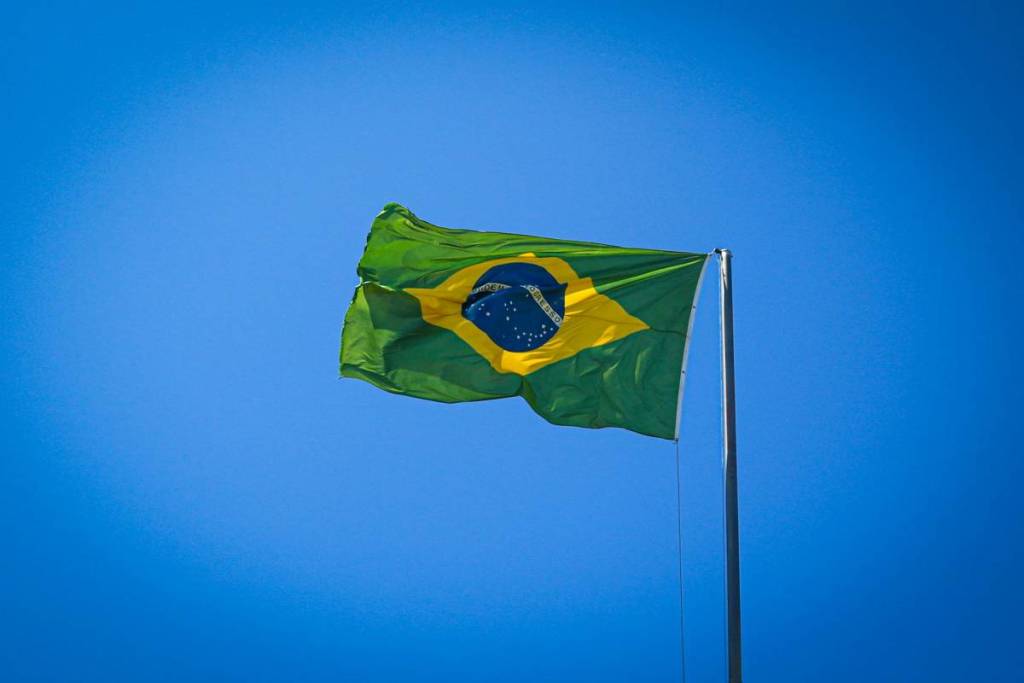 Brasilienflagge vor blauem himmel
