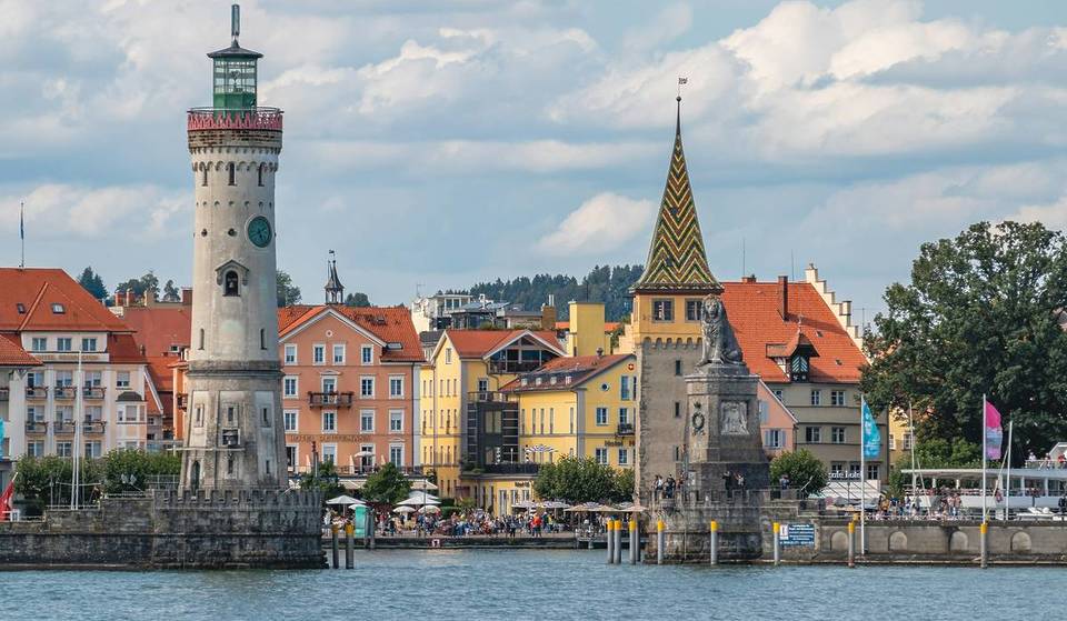 Diese einzigartige bayrische Inselstadt nahe München liegt laut National Geographic an einem der schönsten Seen der Welt und hat einen ganz besonderen Hafenweihnachtsmarkt