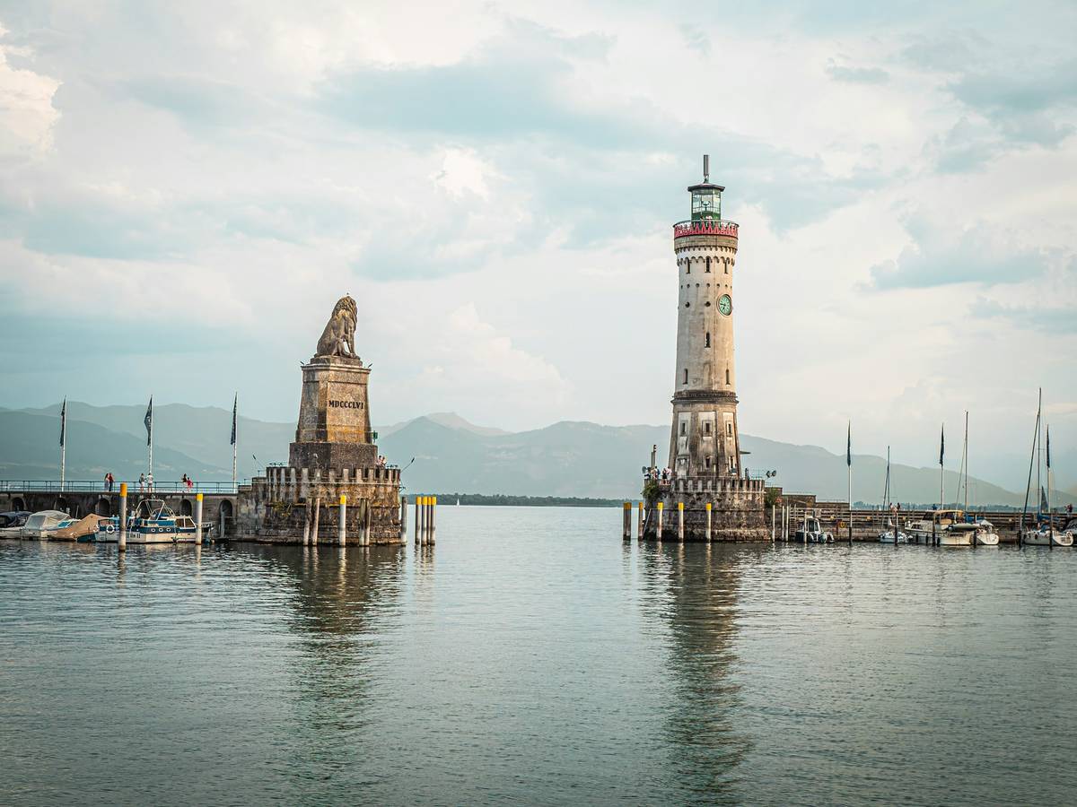 berühmte hafeneinfahrt lindaus mit dem bayrischen löwen