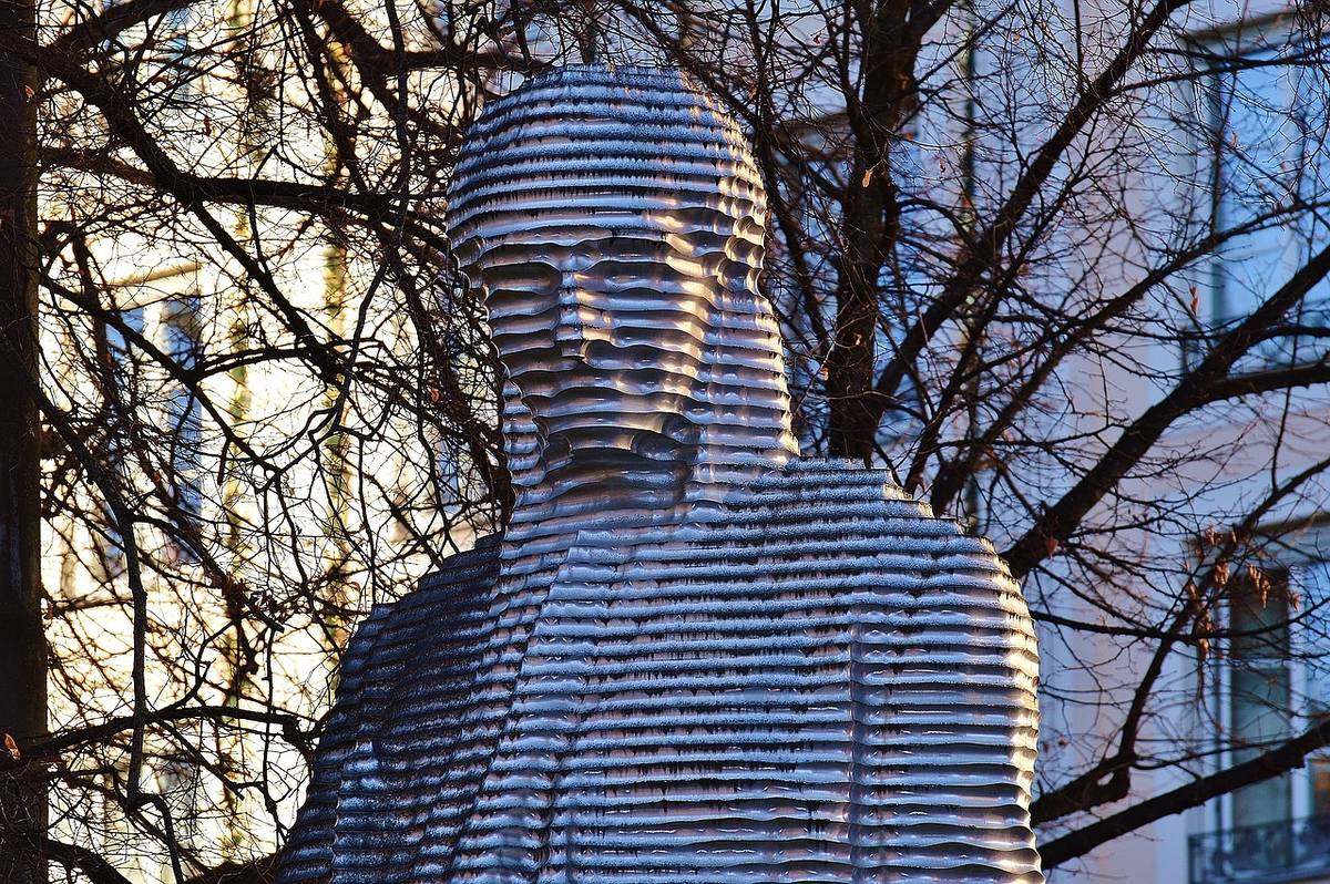 Orlando-di-Lasso-Statue am Promenadeplatz vor dem Hotel Bayerischer Hof